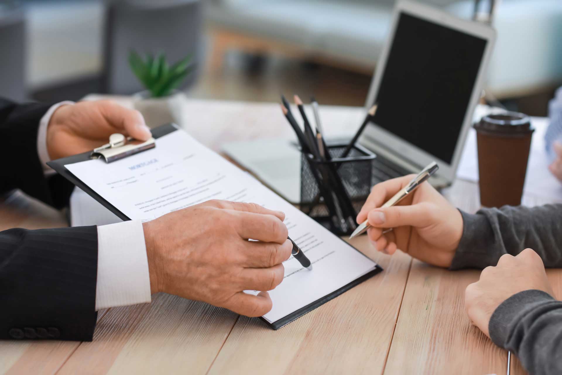 Asesores de confianza a favor de sus intereses